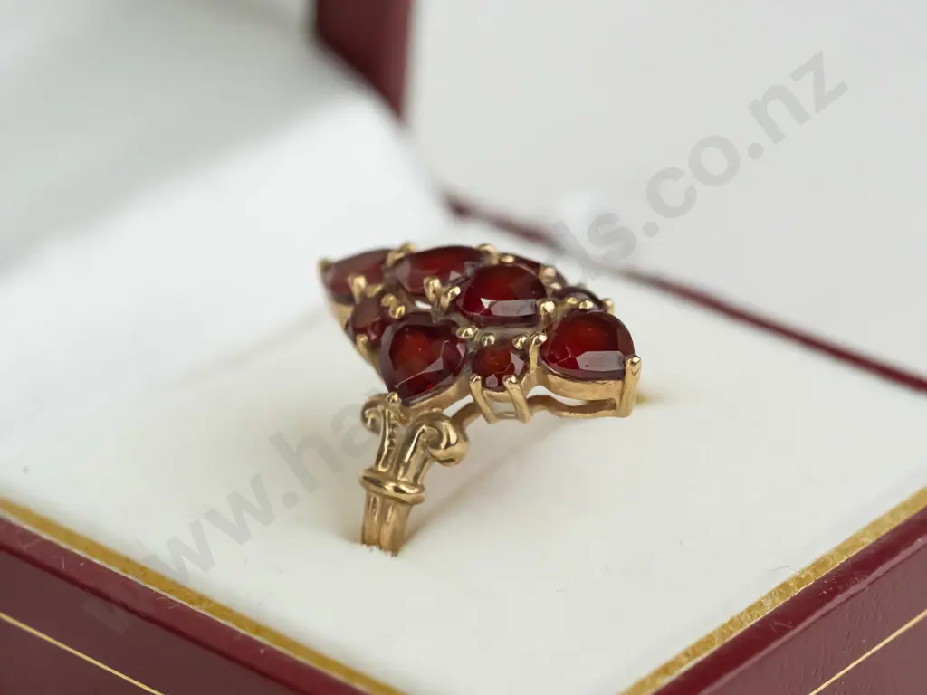 9ct gold ring with garnet clusters 3.7gms - size  O.5 Image 1++