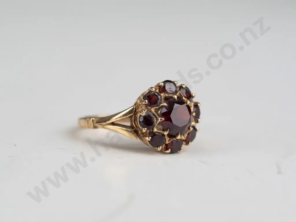 9ct garnet cluster ring 3.6gms - size  M Image 1++