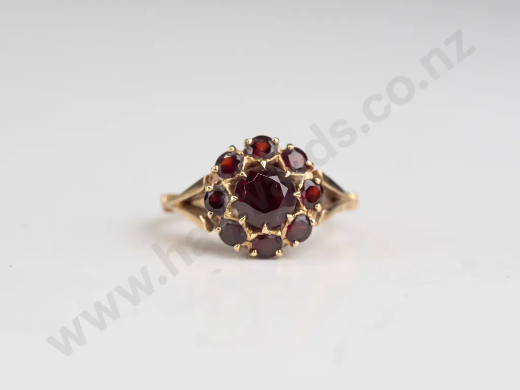 9ct garnet cluster ring 3.6gms - size  M Image 1++