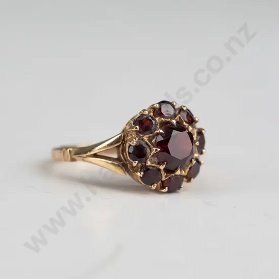 9ct garnet cluster ring 3.6gms - size  M