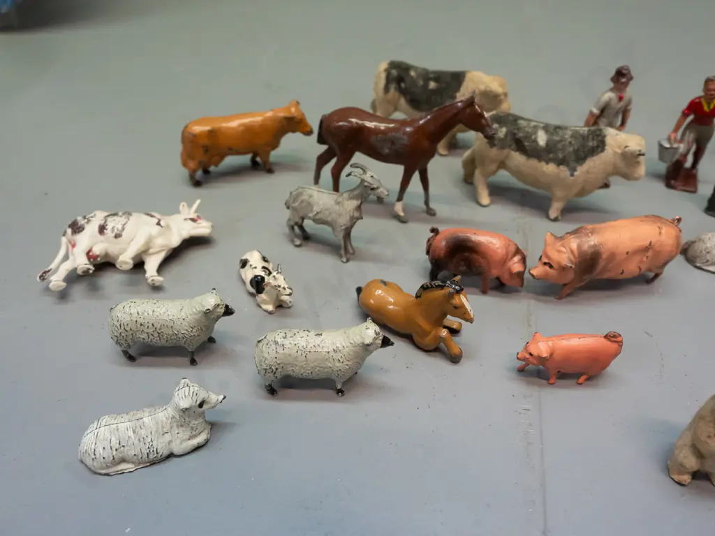 Assorted vintage cast metal farm animals and other figures, most unmarked, one marked Britains Image 1++
