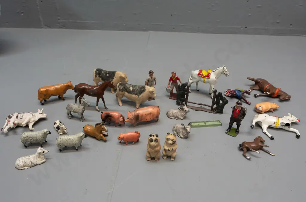Assorted vintage cast metal farm animals and other figures, most unmarked, one marked Britains Image 1++