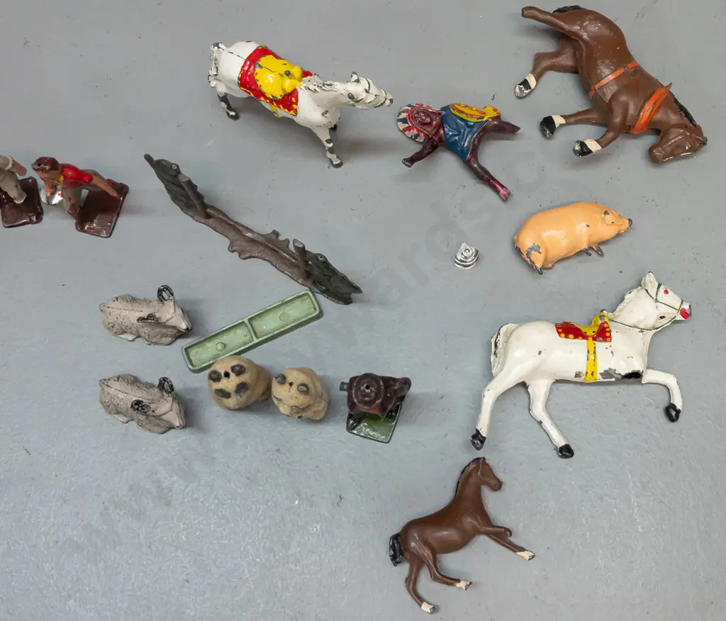 Assorted vintage cast metal farm animals and other figures, most unmarked, one marked Britains Image 1++