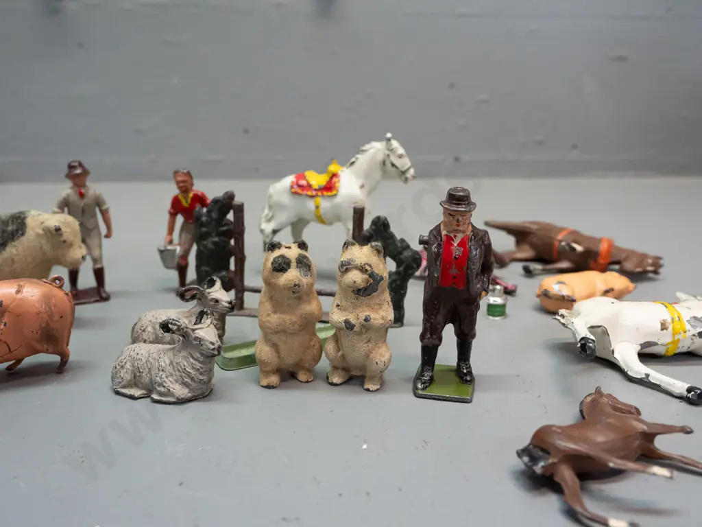 Assorted vintage cast metal farm animals and other figures, most unmarked, one marked Britains Image 1++