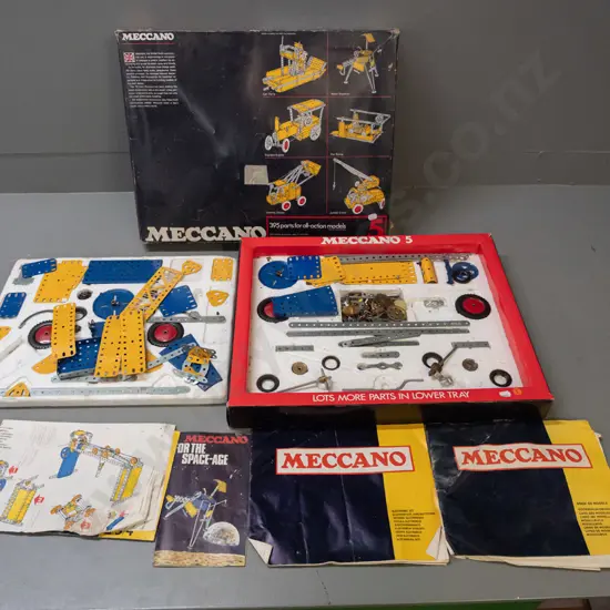 boxed set of 1970s Meccano with some booklets and pamphlet - some pieces worn & bent. Box is H-65 W-500 D-400