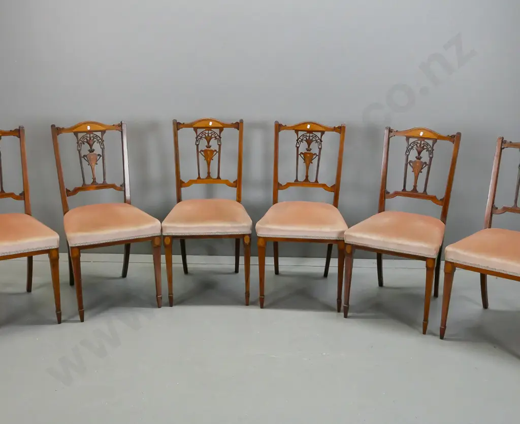Victorian oval tilt-top table with walnut top, boxwood stringing & floral inlay, on 4-point carved elm pedestal base, Image 1++