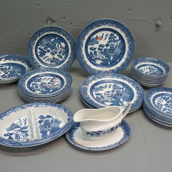 assorted Churchill willow pattern table ware - 4 dinner, 8 medium plates, 7 bowls, gravy boat & segmented dish L250 W190