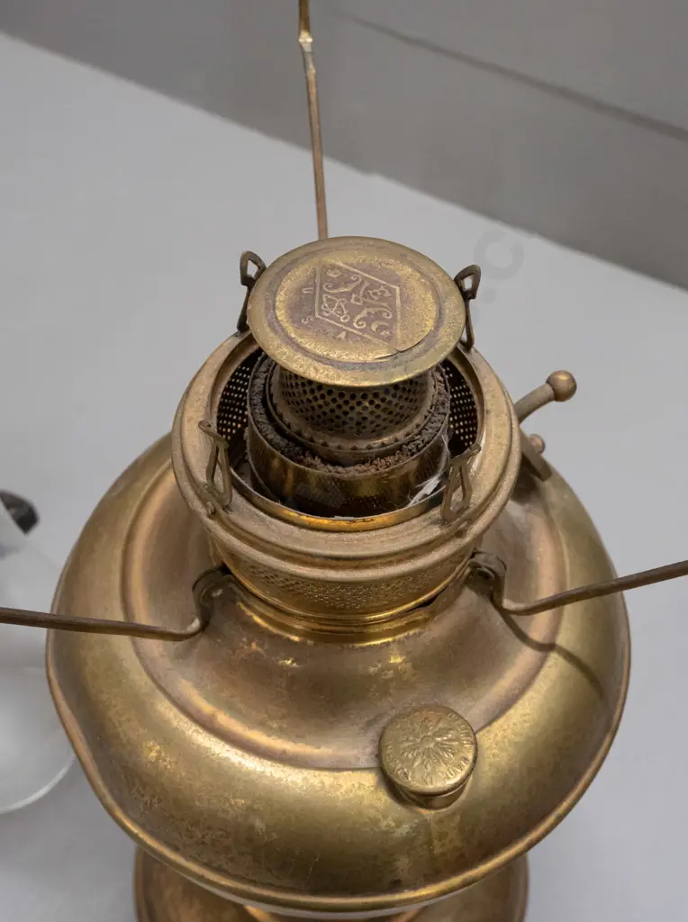 2 vintage kerosene lamps - brass with milk glass shade, one amber coloured tank on cast metal base, both with chimneys - Image 1++