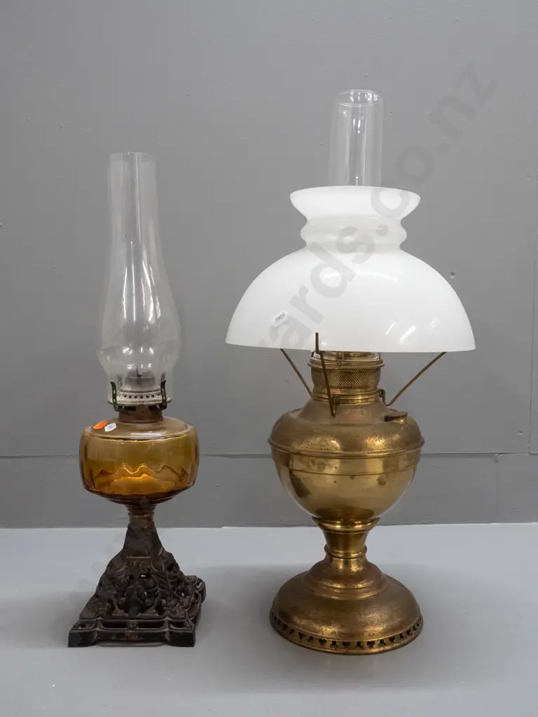 2 vintage kerosene lamps - brass with milk glass shade, one amber coloured tank on cast metal base, both with chimneys - Image 1++