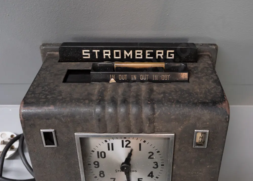 vintage Stromberg Timeclock, model #15, Made in USA by GTI. Comes w/ 2x Keys. H-290 W-230 D-130 Image 1++