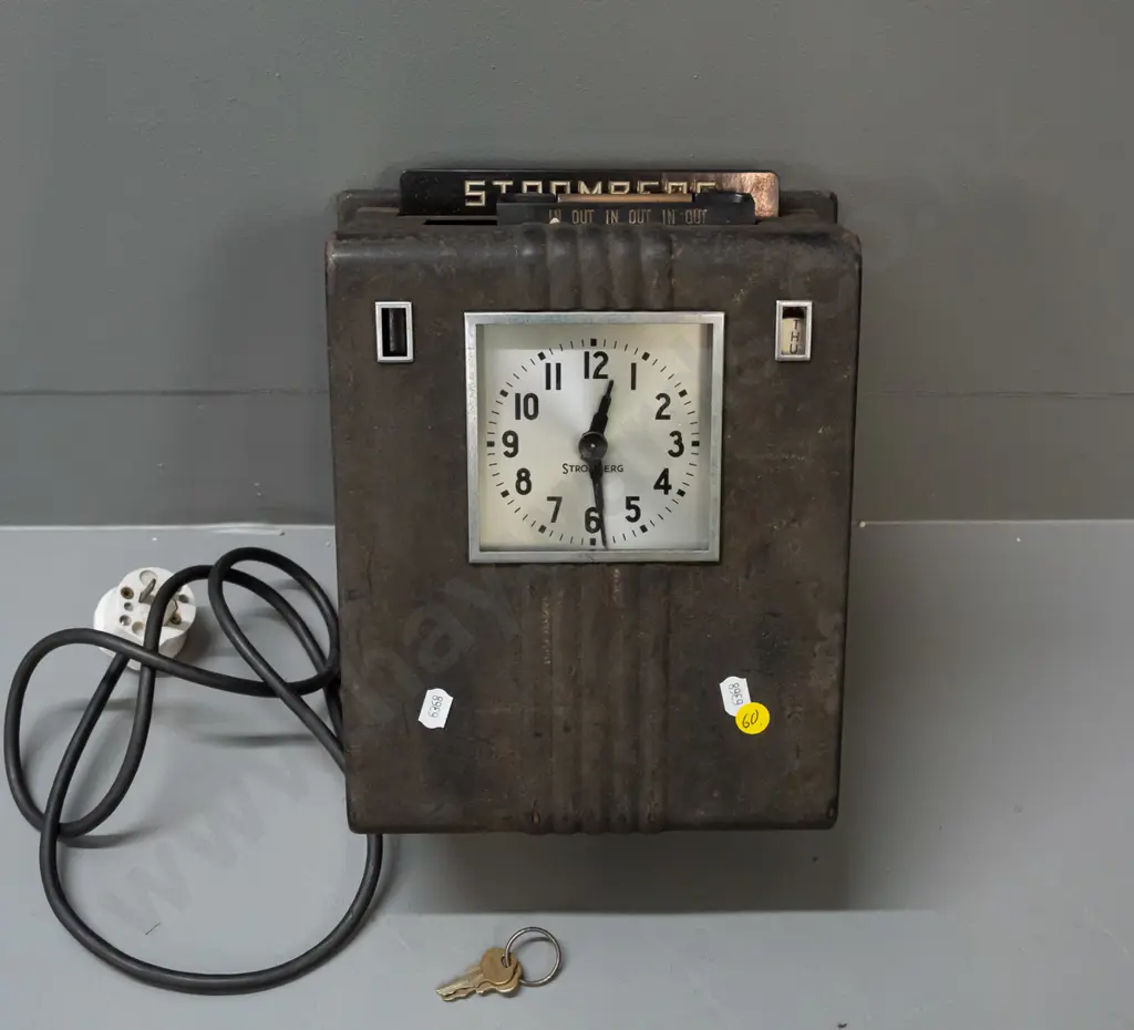 vintage Stromberg Timeclock, model #15, Made in USA by GTI. Comes w/ 2x Keys. H-290 W-230 D-130 Image 1++