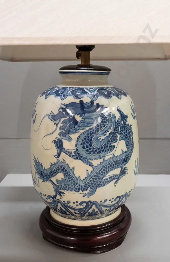 Chinese blue & white porcelain table lamp w/ circular wooden base and fitting cap w/ 4-sided shade - has North American Image 1++