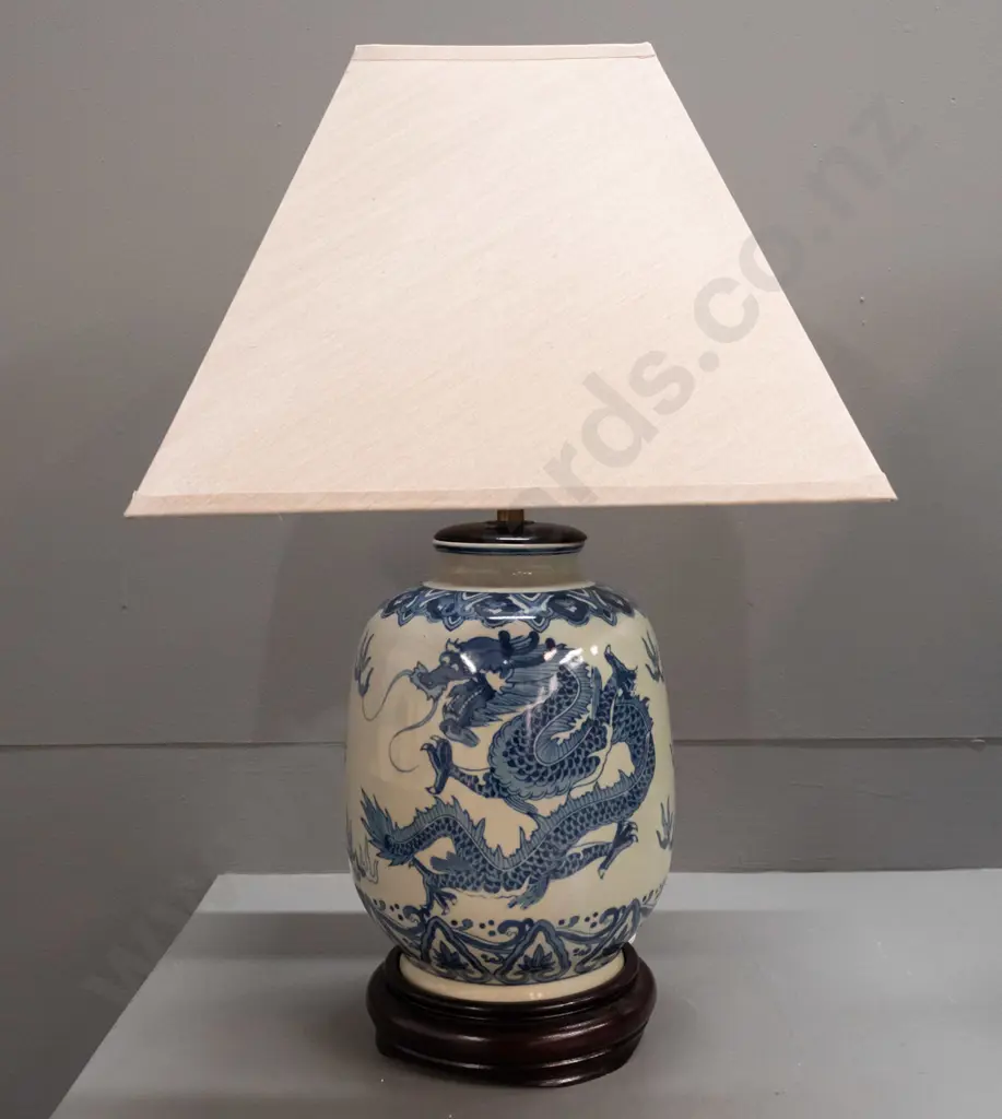 Chinese blue & white porcelain table lamp w/ circular wooden base and fitting cap w/ 4-sided shade - has North American Image 1++