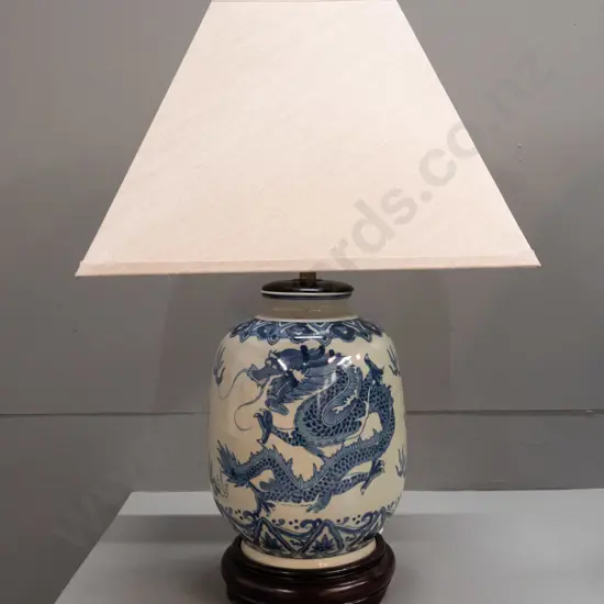 Chinese blue & white porcelain table lamp w/ circular wooden base and fitting cap w/ 4-sided shade - has North American