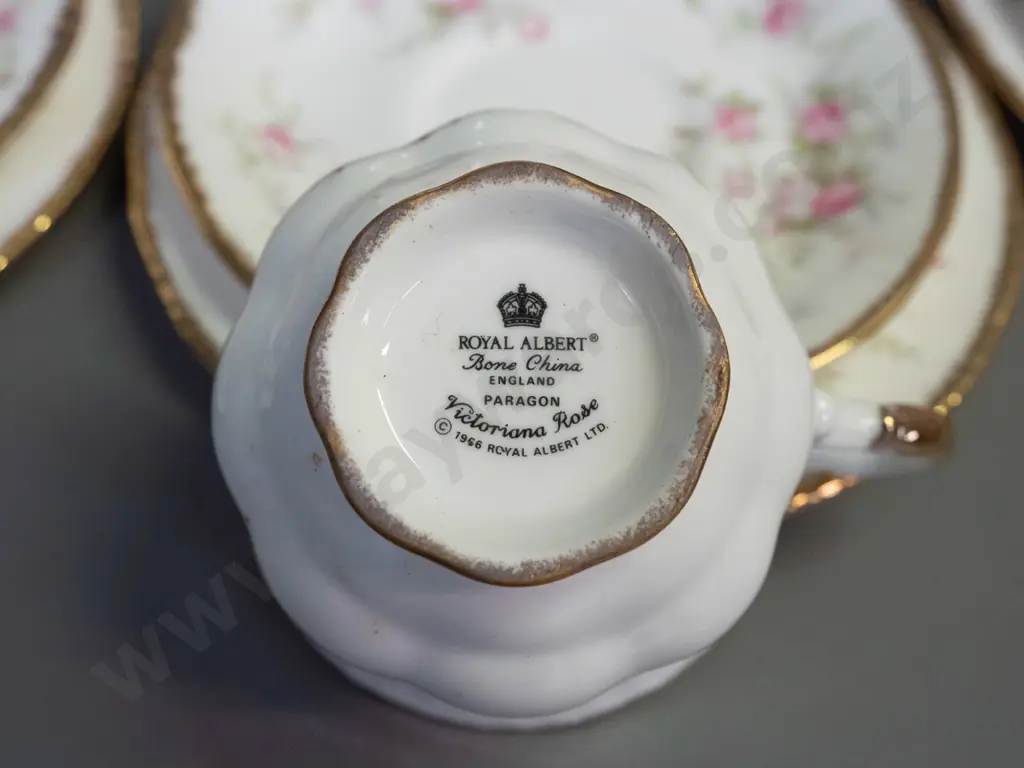 Royal Albert "Victoriana Rose" 21-piece tea set, with original box - cake plate is W-270 Image 1++