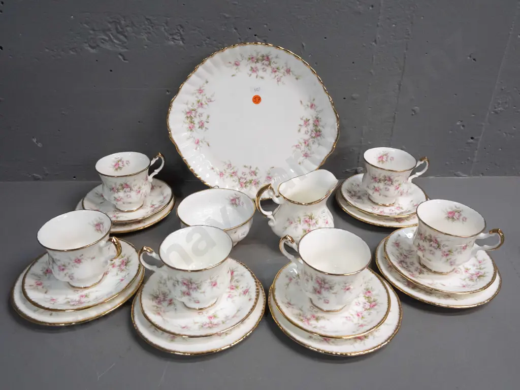 Royal Albert "Victoriana Rose" 21-piece tea set, with original box - cake plate is W-270 Image 1++