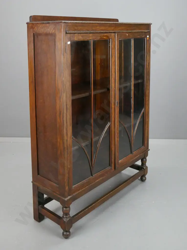 deco oak 2-door display cabinet with wooden astragals, 2 adjustable shelves, on stretcher base & turned feet, no key - Image 1++