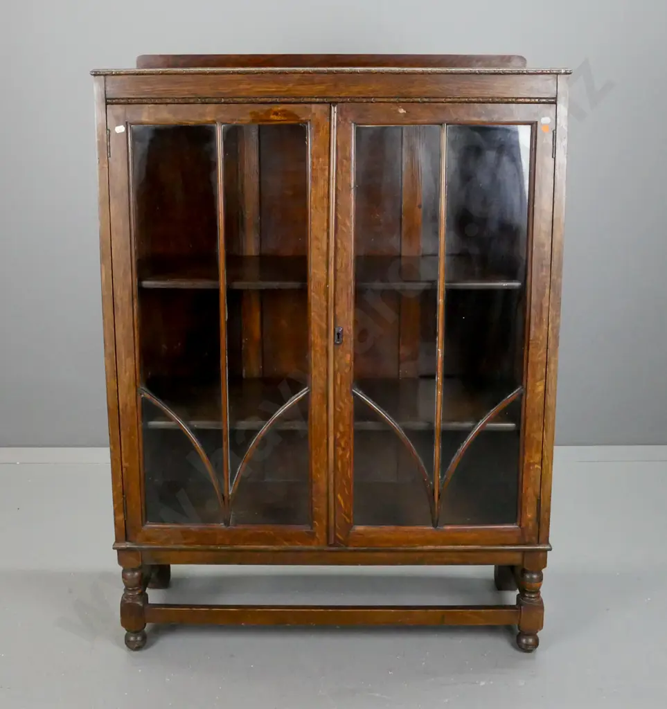 deco oak 2-door display cabinet with wooden astragals, 2 adjustable shelves, on stretcher base & turned feet, no key - Image 1++