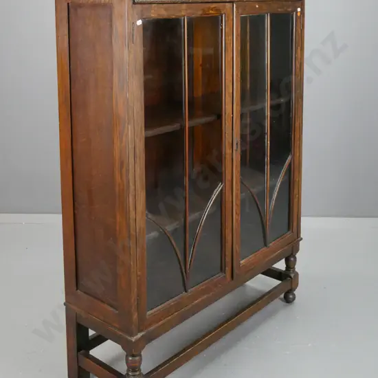 deco oak 2-door display cabinet with wooden astragals, 2 adjustable shelves, on stretcher base & turned feet, no key -