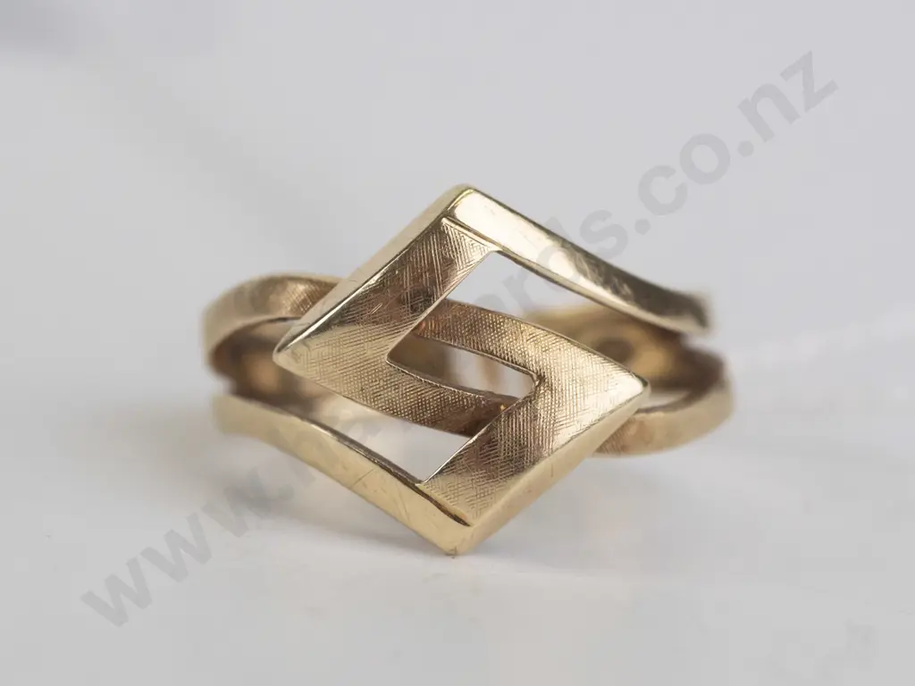 starred 14ct (585) ring (2.9gm) - size Q Image 1++