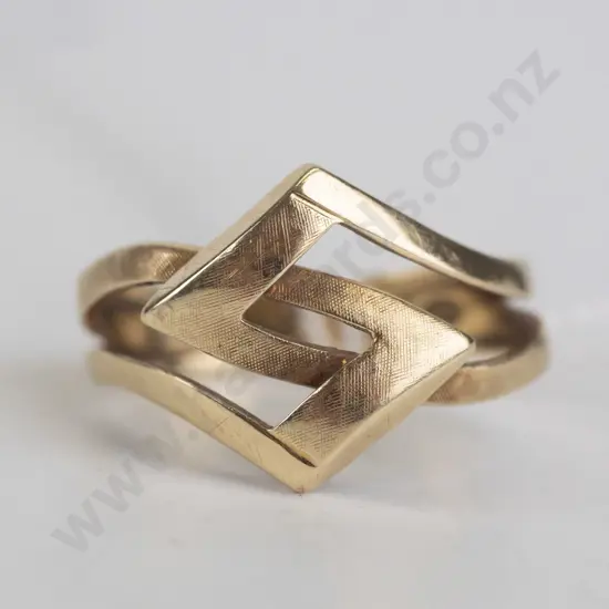 starred 14ct (585) ring (2.9gm) - size Q