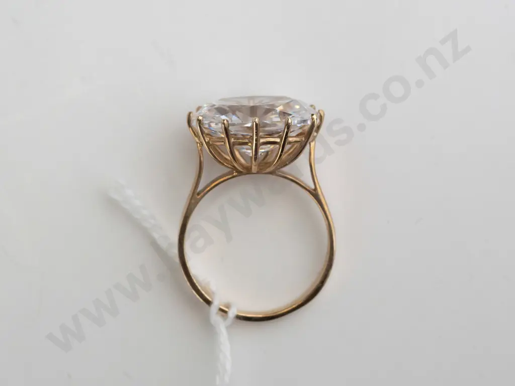 9ct large oval cz ring 6.2gms size P Image 1++