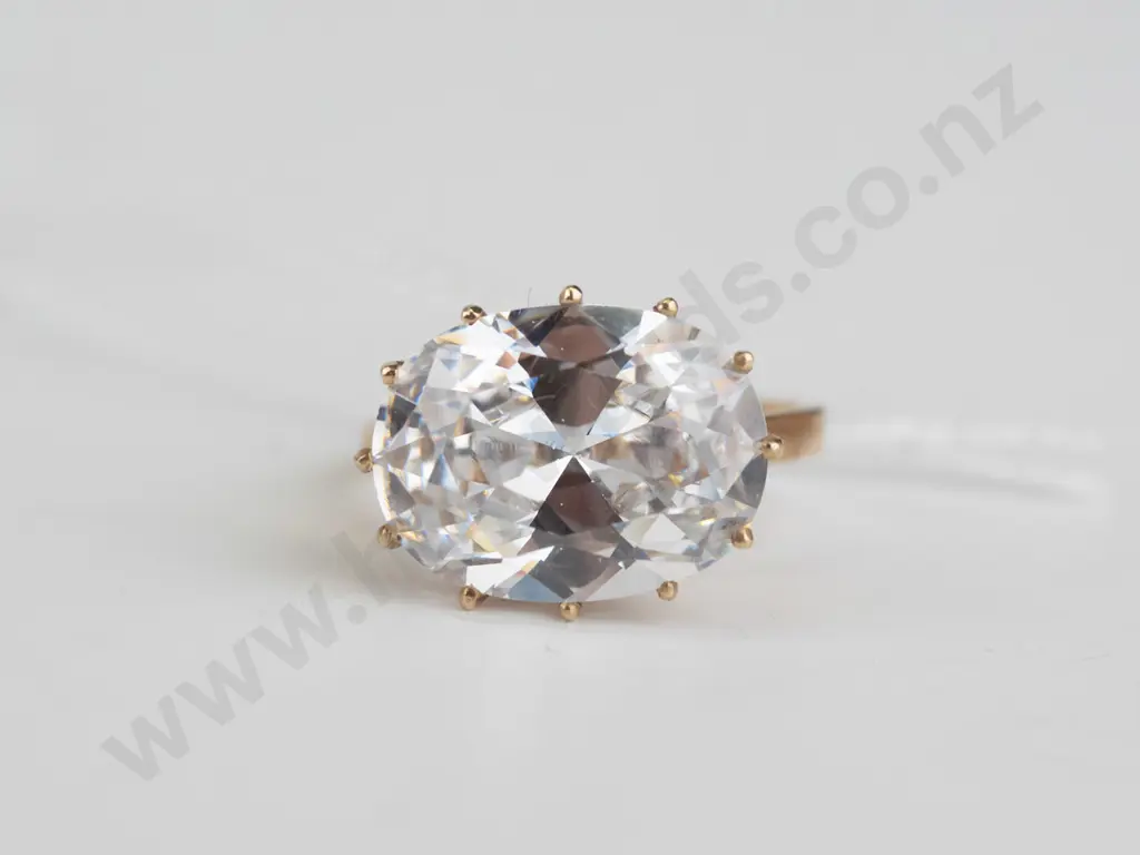 9ct large oval cz ring 6.2gms size P Image 1++