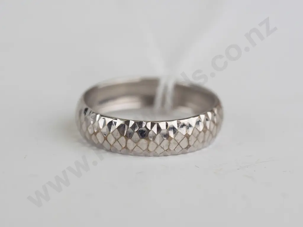 9ct white gold engraved band ring 0.8gms size N Image 1++