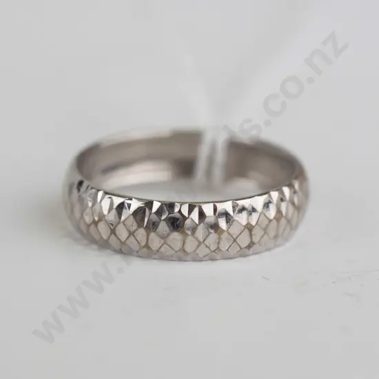 9ct white gold engraved band ring 0.8gms size N