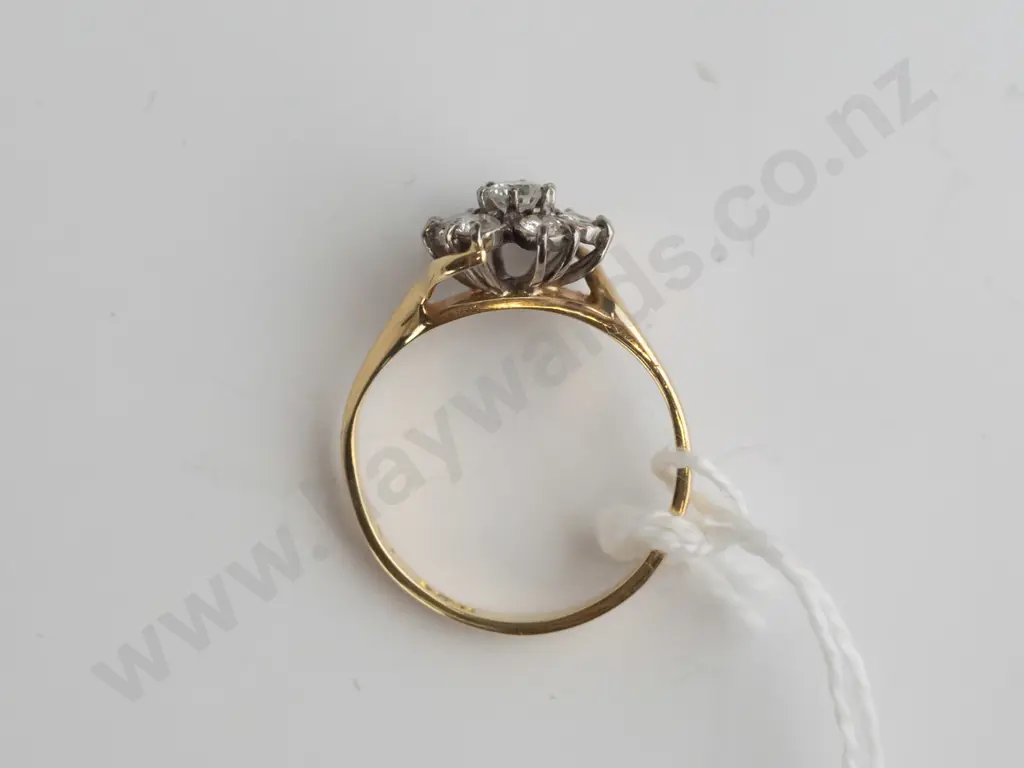18ct gold 7 diamond cluster ring size L (3.45gm) Image 1++