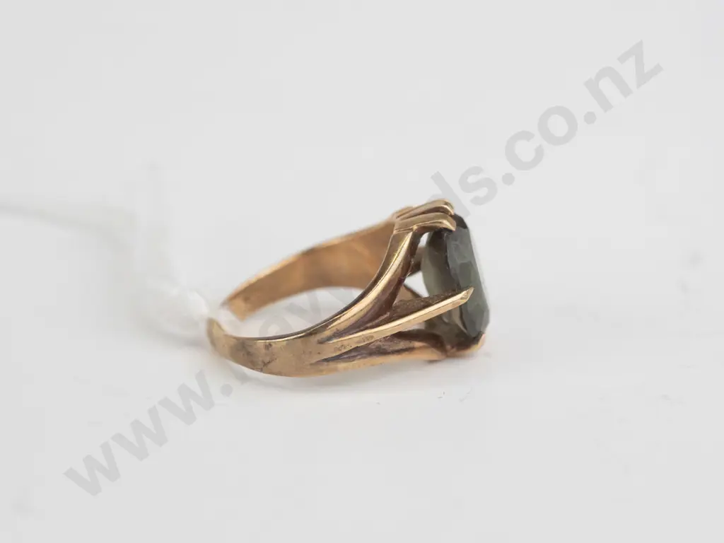 9ct kakhi green stone ring 4.8gms size M Image 1++