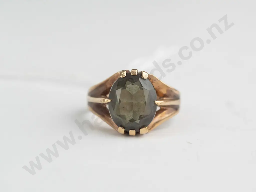 9ct kakhi green stone ring 4.8gms size M Image 1++