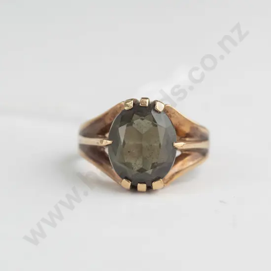 9ct kakhi green stone ring 4.8gms size M
