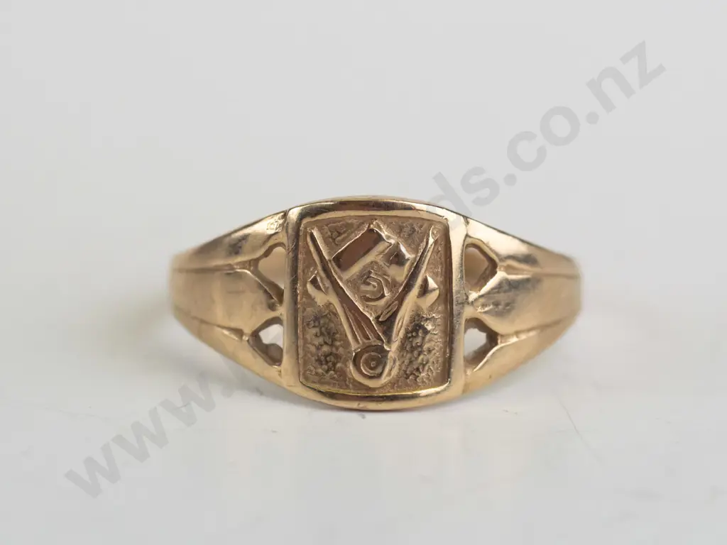 9ct Lodge ring (2.3gm) - size V.5 Image 1++