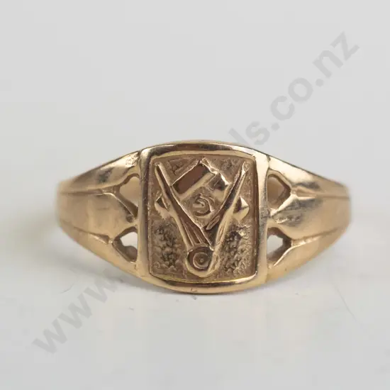 9ct Lodge ring (2.3gm) - size V.5
