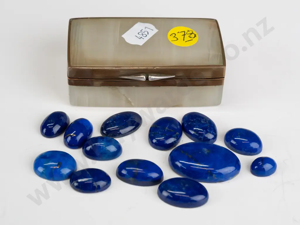 small onyx box with brass and silver fittings (stone repaired) and 13 lapis lazuli polished cabuchons - box 25 x 70 x 40 Image 1++