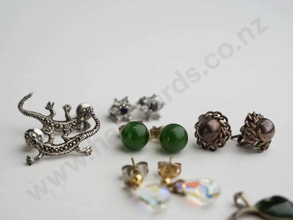 5x pairs of earrings, greenstone heart pendants Image 1++