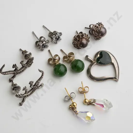 5x pairs of earrings, greenstone heart pendants