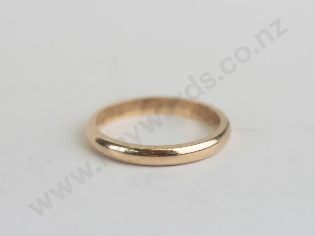 9ct 1/2 round wedding ring 2.3 grams - size M.5 Image 1++
