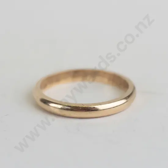9ct 1/2 round wedding ring 2.3 grams - size M.5