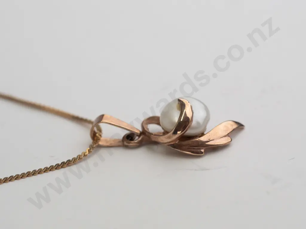 9ct chain and pendant with pearl Image 1++