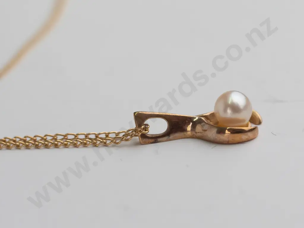pearl 9ct pendant and chain (1.71g) Image 1++
