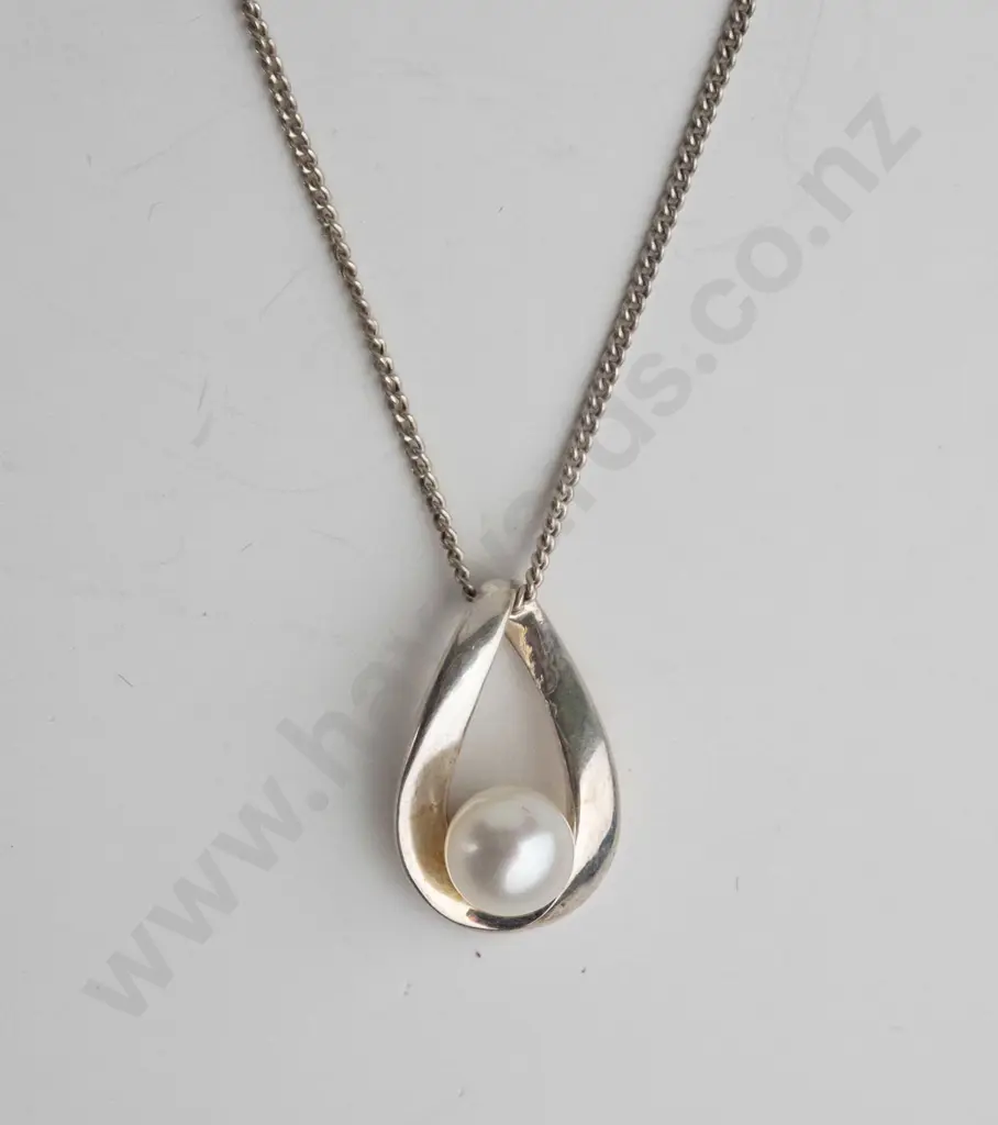 pearl and sterling silver pendant and chain Image 1++