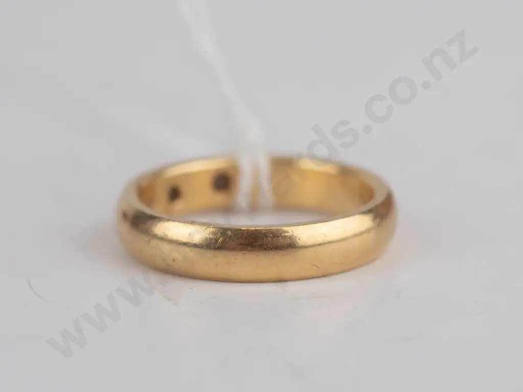 18ct w white stone band ring 5.3gms size L Image 1++