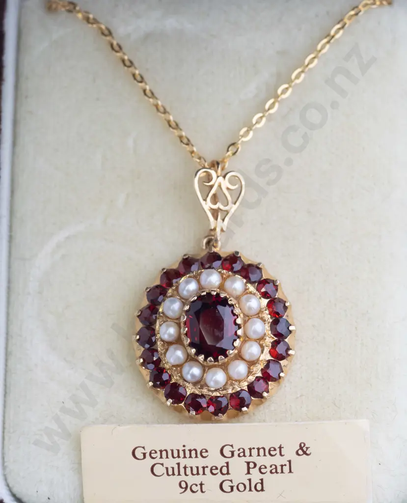 9ct garnet & cultured pearl cluster pendant 4.2gms & ring 5.1gms set - ring size L Image 1++