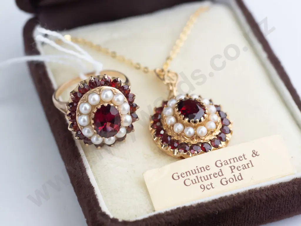 9ct garnet & cultured pearl cluster pendant 4.2gms & ring 5.1gms set - ring size L Image 1++