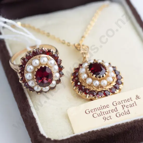 9ct garnet & cultured pearl cluster pendant 4.2gms & ring 5.1gms set - ring size L