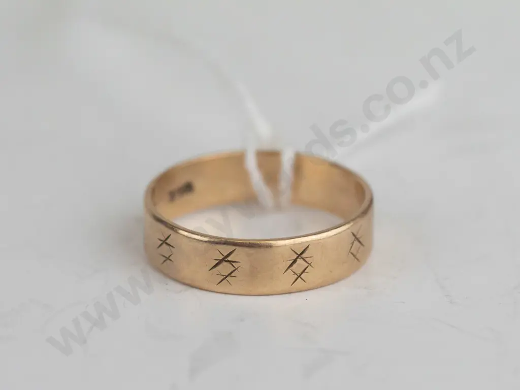 9ct engraved band ring 2.00gms size K.5 Image 1++