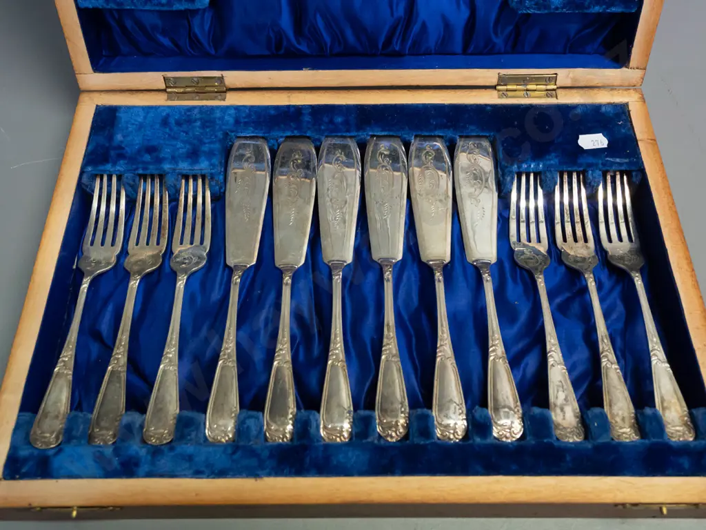 Wood-cased set of EPNS cutlery: six place fish set w/ serving knife & fork. Image 1++