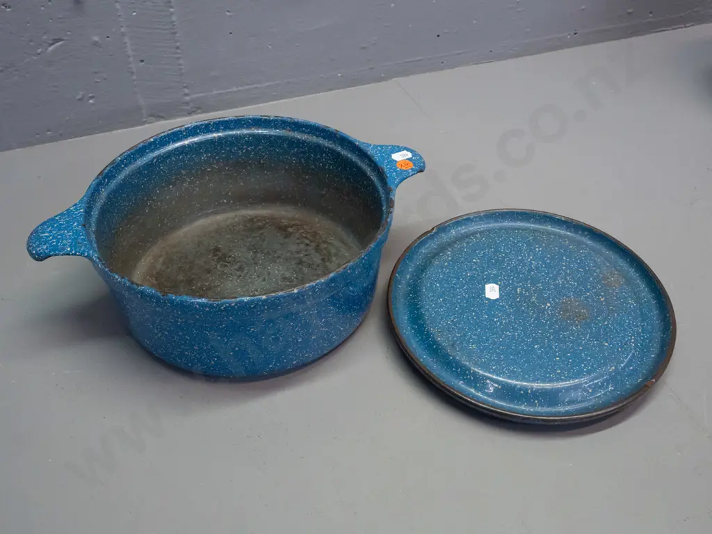 blue speckled enamel heavy lidded casserole - marked "radiation nz" on base - some stains, wear and chips H-110 W-320 Image 1++